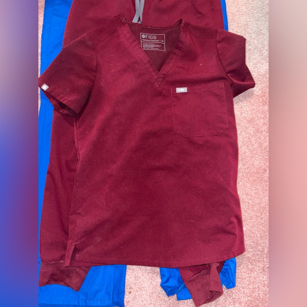 Figs XS top and XS petite joggers- burgundy. Like new. No stains or tears.